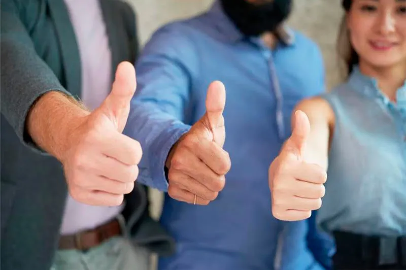 Pulgares hacia arriba